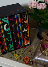 Încarcă imaginea în vizualizatorul Galerie, Seria Regatul spinilor si al trandafirilor Hardcover vol. 1-5 (ACOTAR)- Sarah J Maas -editie de colectie, sprayed edges in cutie
