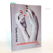 Încarcă imaginea în vizualizatorul Galerie, CU MAINILE CELEILALTE - Raluca Pavel