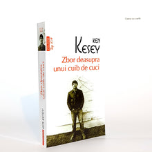 Încarcă imaginea în vizualizatorul Galerie, ZBOR DEASUPRA UNUI CUIB DE CUCI - Ken Kesey