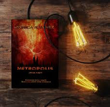 Încarcă imaginea în vizualizatorul Galerie, Metropolis - Monica Ramirez