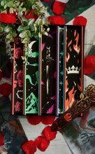 Încarcă imaginea în vizualizatorul Galerie, Seria Regatul spinilor si al trandafirilor Hardcover vol. 1-5 (ACOTAR)- Sarah J Maas -editie de colectie, sprayed edges in cutie
