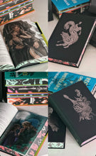 Încarcă imaginea în vizualizatorul Galerie, Seria Regatul spinilor si al trandafirilor Hardcover vol. 1-5 (ACOTAR)- Sarah J Maas -editie de colectie, sprayed edges in cutie
