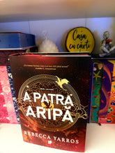 Încarcă imaginea în vizualizatorul Galerie, A patra aripa- Rebecca Yarros -editie de colectie, sprayed edges
