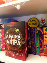 Încarcă imaginea în vizualizatorul Galerie, A patra aripa- Rebecca Yarros -editie de colectie, sprayed edges
