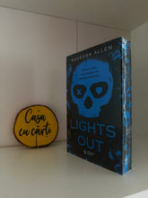 Încarcă imaginea în vizualizatorul Galerie, Lights Out- Navessa Allen
