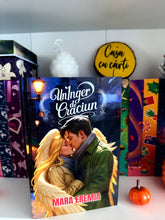 Încarcă imaginea în vizualizatorul Galerie, Un inger de Craciun- Mara Eremia - carte printed edges- cu autograf
