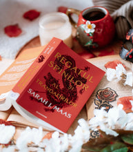 Încarcă imaginea în vizualizatorul Galerie, Seria Regatul spinilor si al trandafirilor Hardcover vol. 1-5 (ACOTAR)- Sarah J Maas -editie de colectie, sprayed edges in cutie
