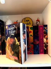 Încarcă imaginea în vizualizatorul Galerie, Un inger de Craciun- Mara Eremia - carte printed edges- cu autograf
