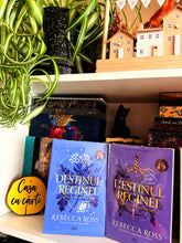 Încarcă imaginea în vizualizatorul Galerie, Destinul reginei- vol 1&amp; 2- Rebecca Ross
