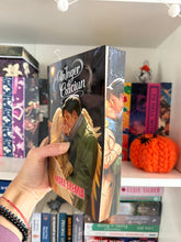 Încarcă imaginea în vizualizatorul Galerie, Un inger de Craciun- Mara Eremia - carte printed edges- cu autograf
