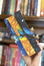 Încarcă imaginea în vizualizatorul Galerie, Raven si vocile din capul lui- serie- Sara Dust
